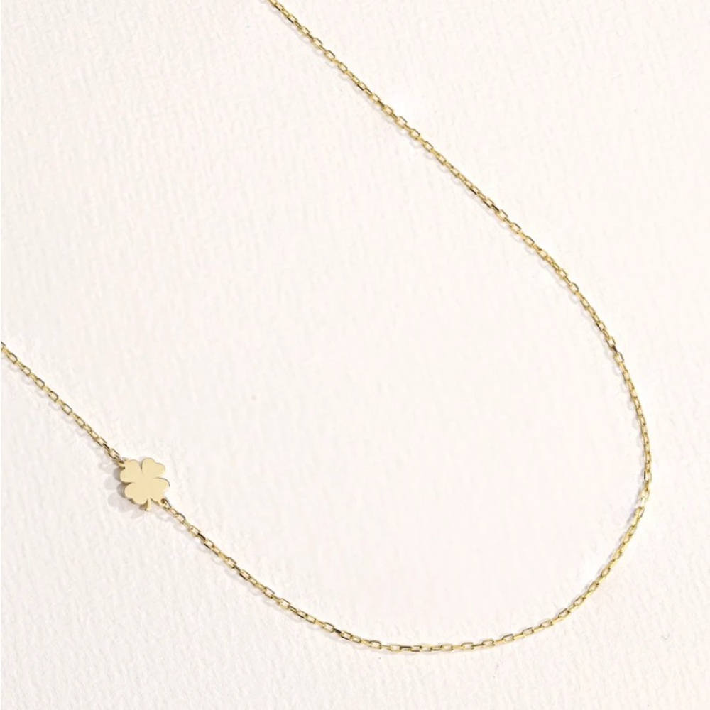 BOGO! Dainty 4 leaf clover Necklace in Gold - Boutique NEW - Picture 3 of 7